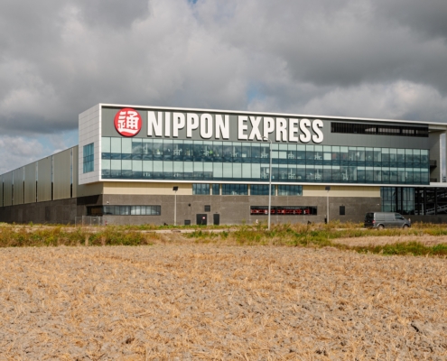 Dak- en gevelbeplating bij Nippon Express te Hoofddorp